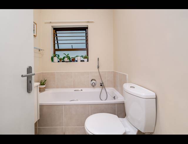 2 BEDROOM APARTMENT FOR SALE IN BRYANSTON